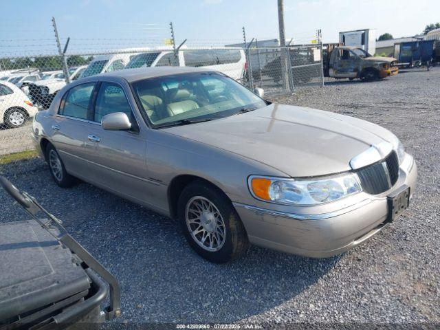  Salvage Lincoln Towncar