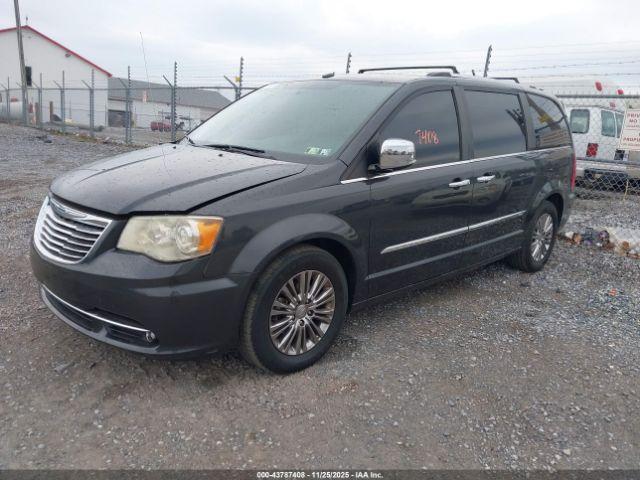 Chrysler Town & Country Limited Image 2