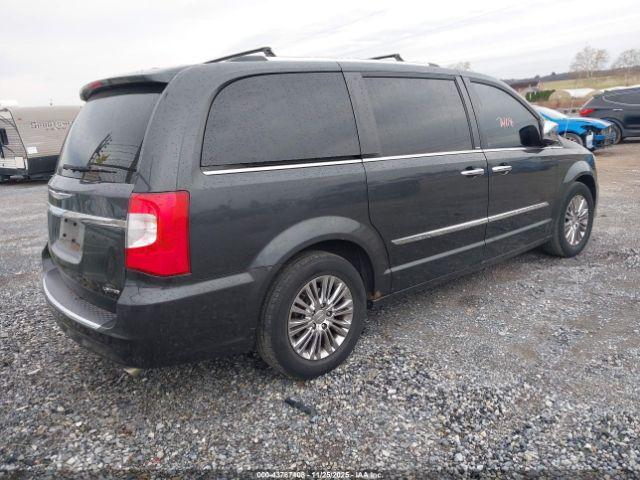 Chrysler Town & Country Limited Image 12