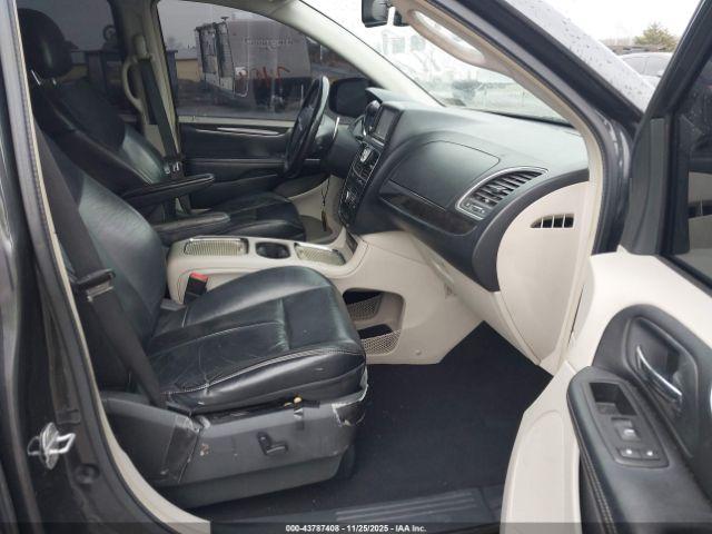 Chrysler Town & Country Limited Image 3