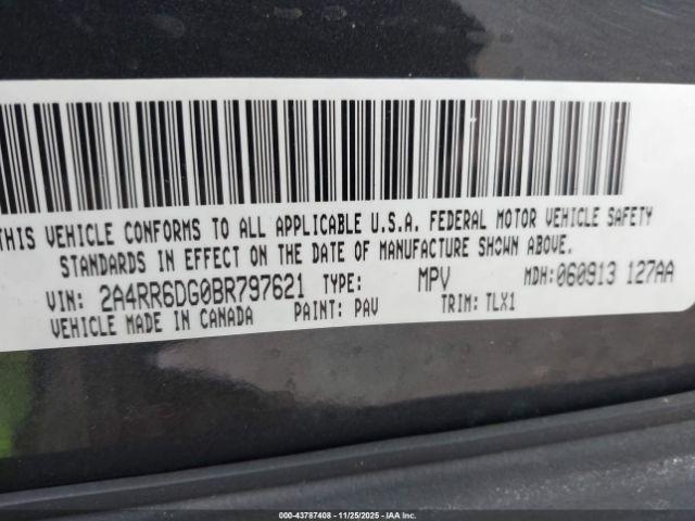 Chrysler Town & Country Limited Image 11