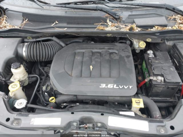 Chrysler Town & Country Limited Image 8