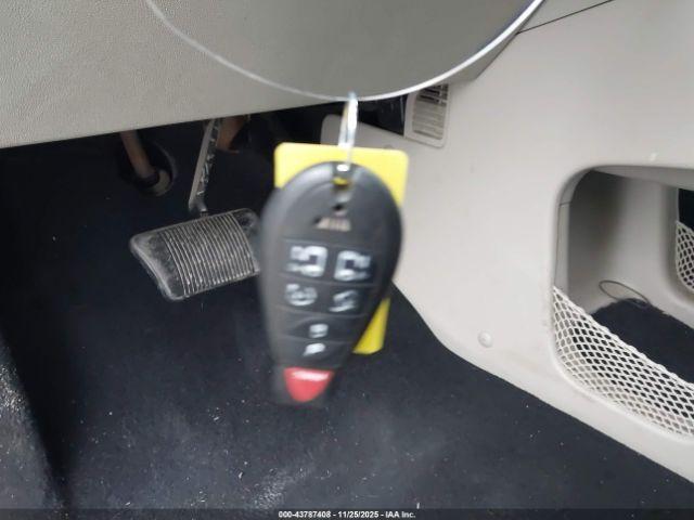 Chrysler Town & Country Limited Image 10