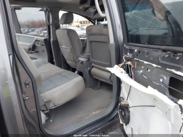 Nissan Titan Se Image 10