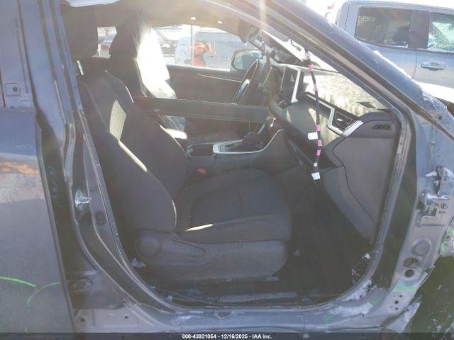 Toyota RAV4 Le Image 4