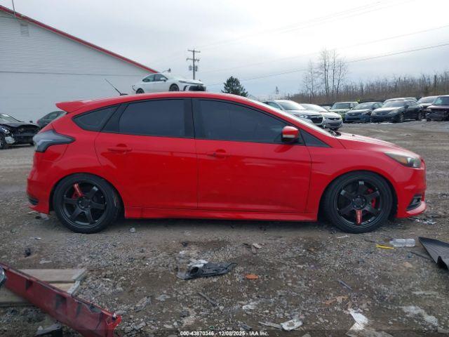 Ford Focus St Image 8
