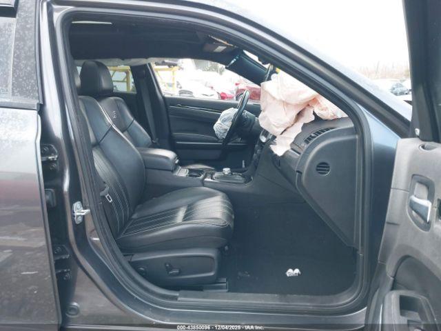 Chrysler 300 S Image 5