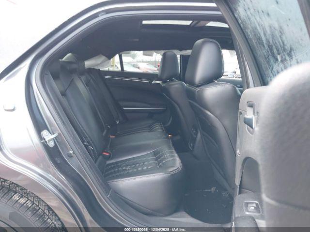 Chrysler 300 S Image 8