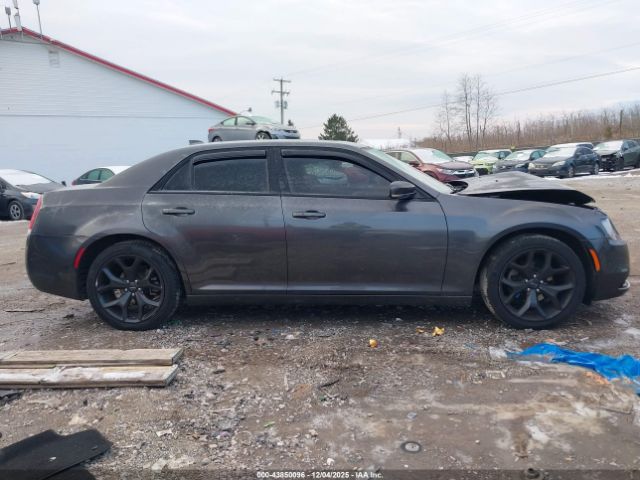 Chrysler 300 S Image 9