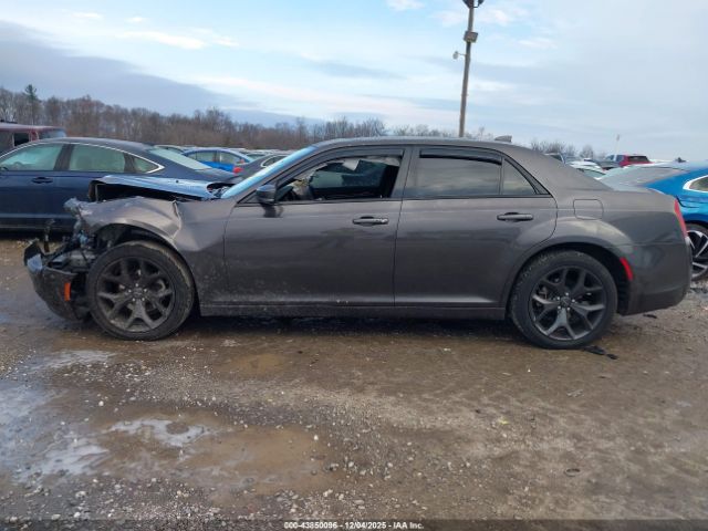 Chrysler 300 S Image 3