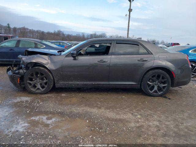 Chrysler 300 S Image 3